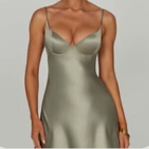 Flowy dress only worn for a couple hrs. Like new. I’m 5’1 and comes mid thigh.